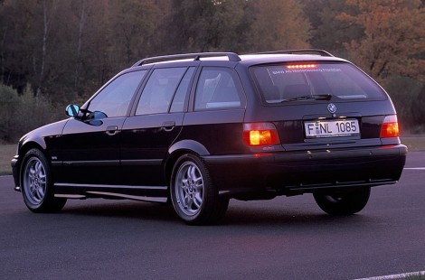BMW-320i_touring-1995-04