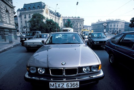 BMW-750iL-1987-17